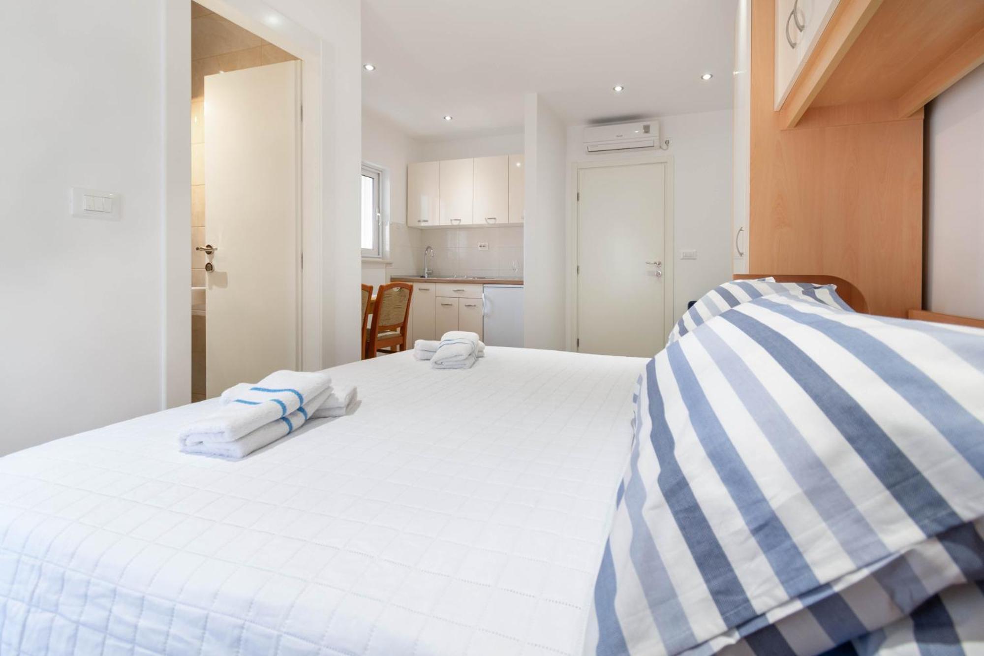 Studio Apartmani Dora 马卡尔斯卡 外观 照片
